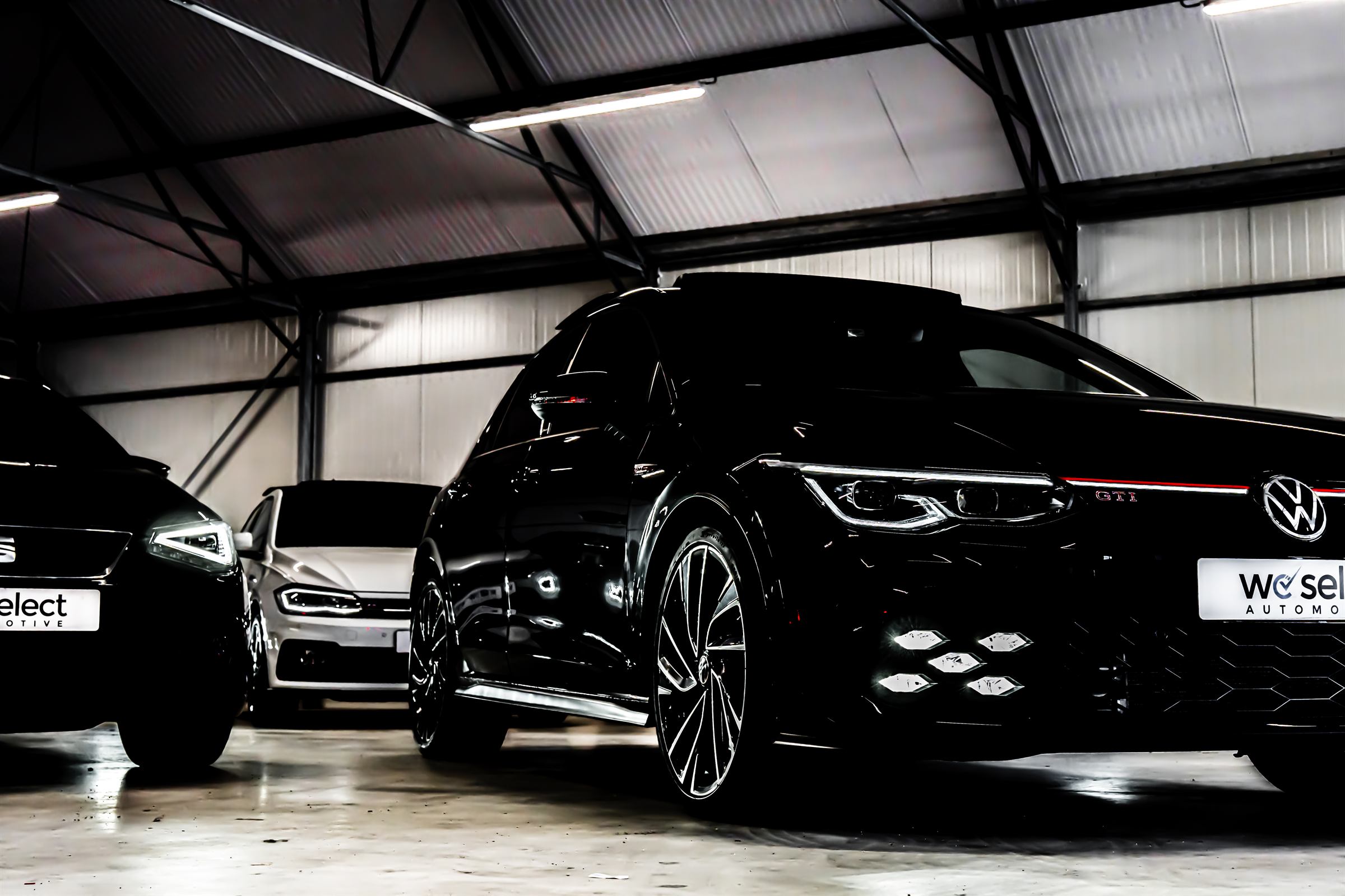 Zwarte Volkswagen Golf GTI in de showroom van We Select