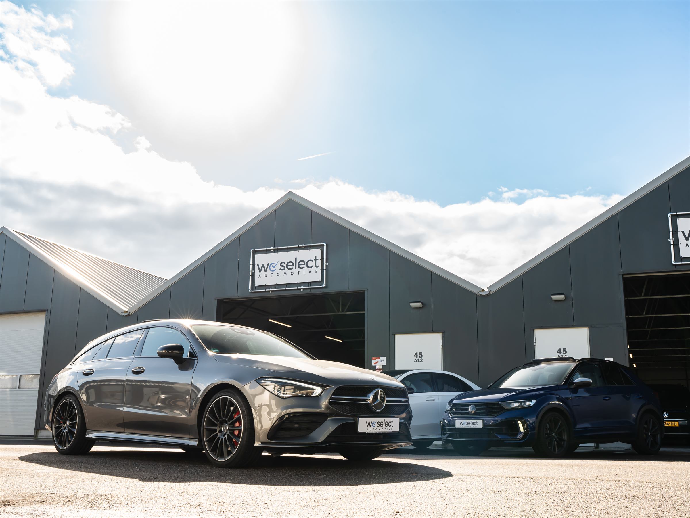Grijze Mercedes voor het pand van We Select Automotive in De Kwakel